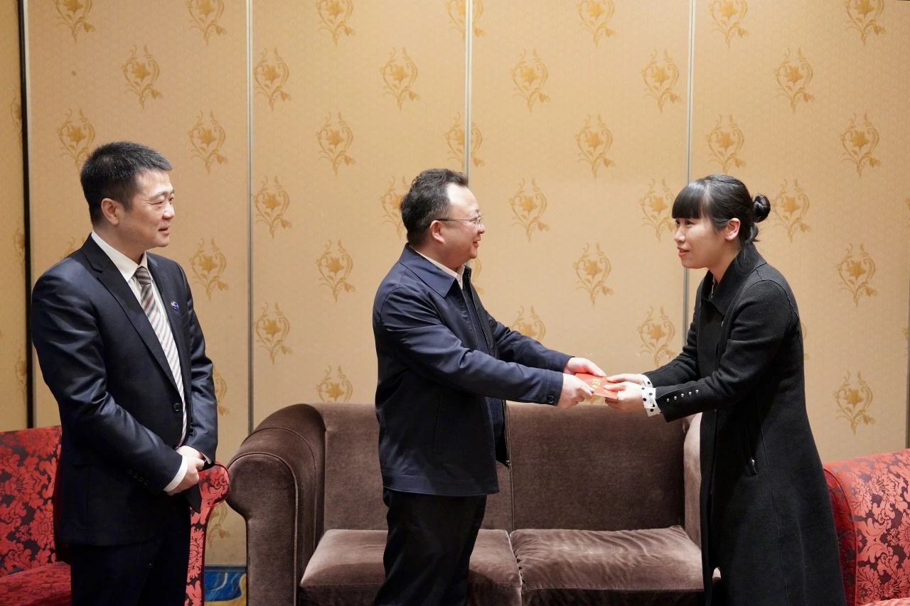 省国资委党委委员、副主任何政一行走访慰问省尊龙凯时集团生活困难党员