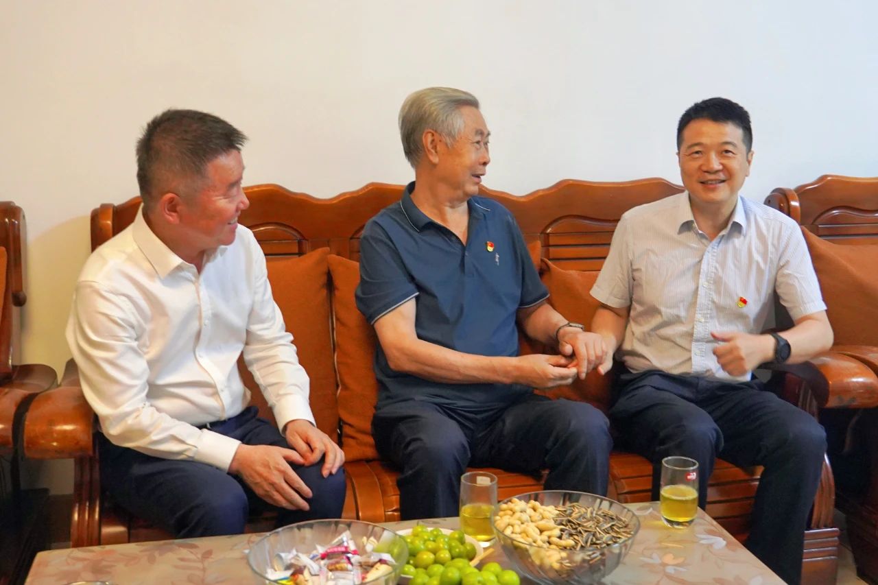 省尊龙凯时集团党委书记、董事长游勇开展“七一”走访