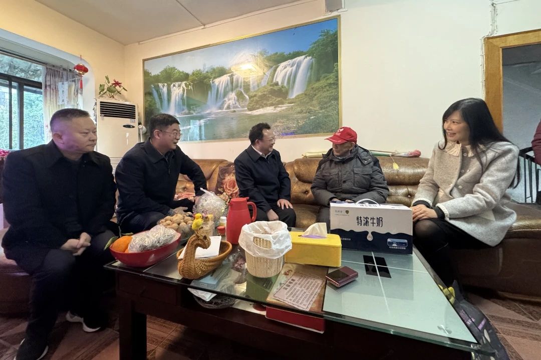 省国资委党委委员、副主任何政走访慰问省尊龙凯时集团老党员、老干部