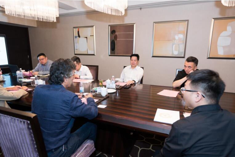 集团党委副书记、副董事长、总经理杨川会见维尼奥拉艺术研究中心创始人皮耶罗·洛卡瑟卡教授一行