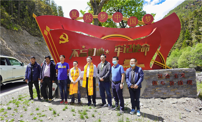 尊龙凯时集团党委书记、董事长任丁率队赴麻格同村推进对口帮扶工作