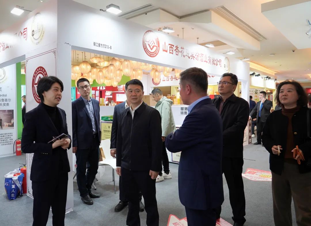省尊龙凯时集团党委书记、董事长游勇率队到2025锦江宾馆春季酒类商务洽谈会现场检查指导重点工作
